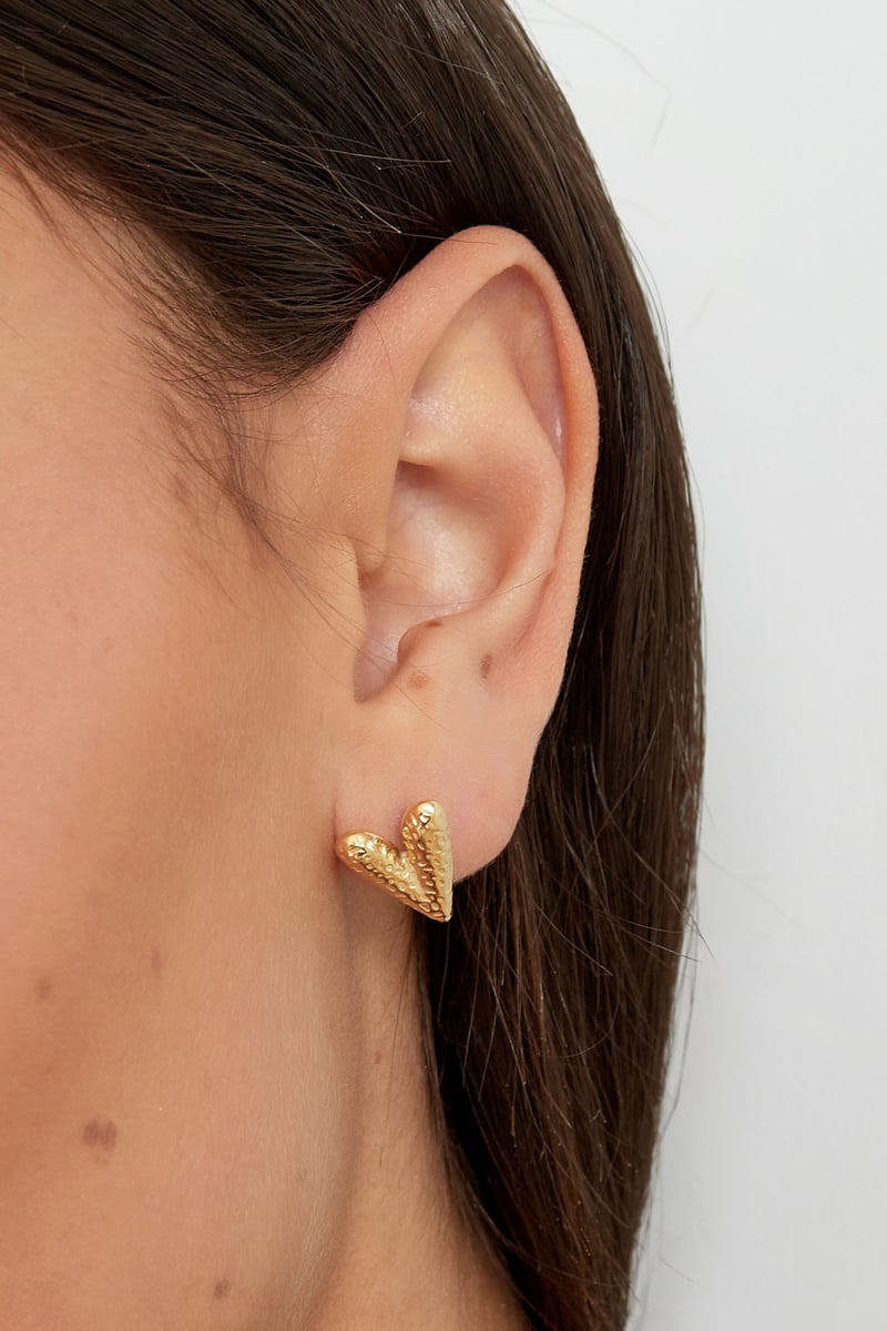heart stud earrings with structure