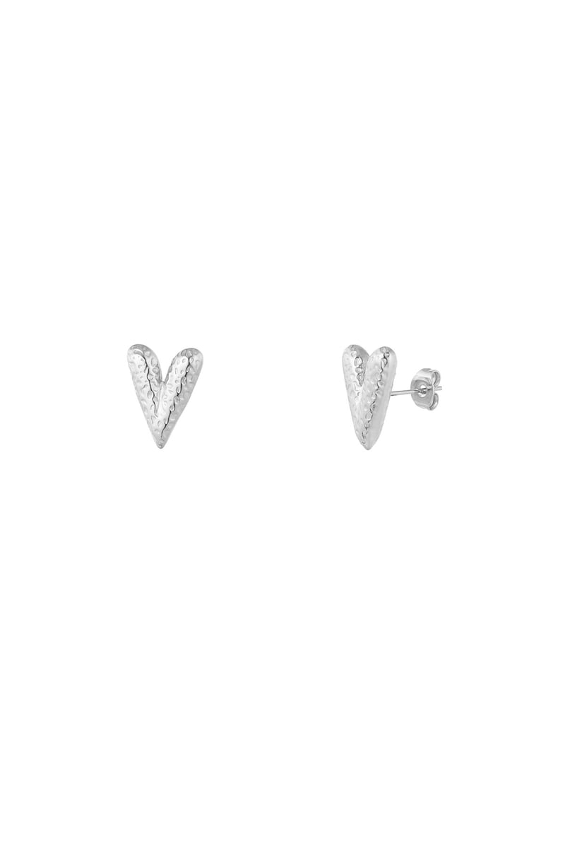 heart stud earrings with structure