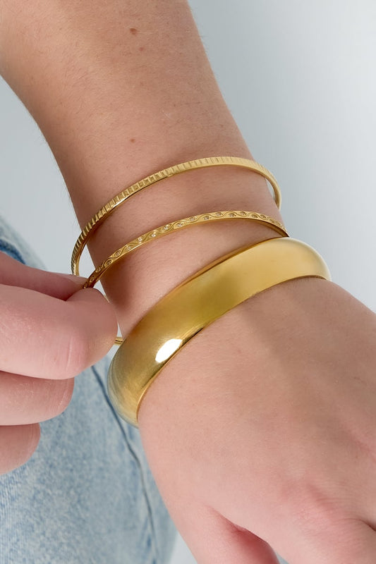 Sleek shine bangle
