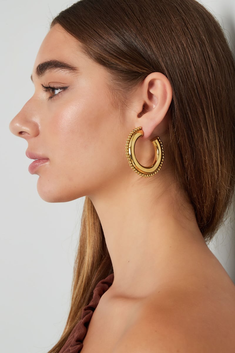 round earrings with dots