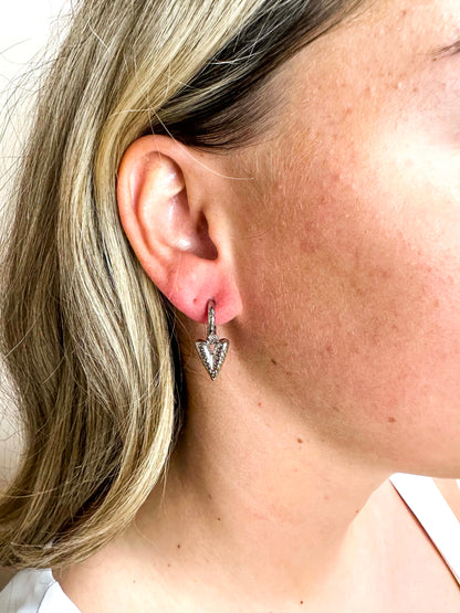 SILVER LEOPARD HEARTS - OORBELLEN